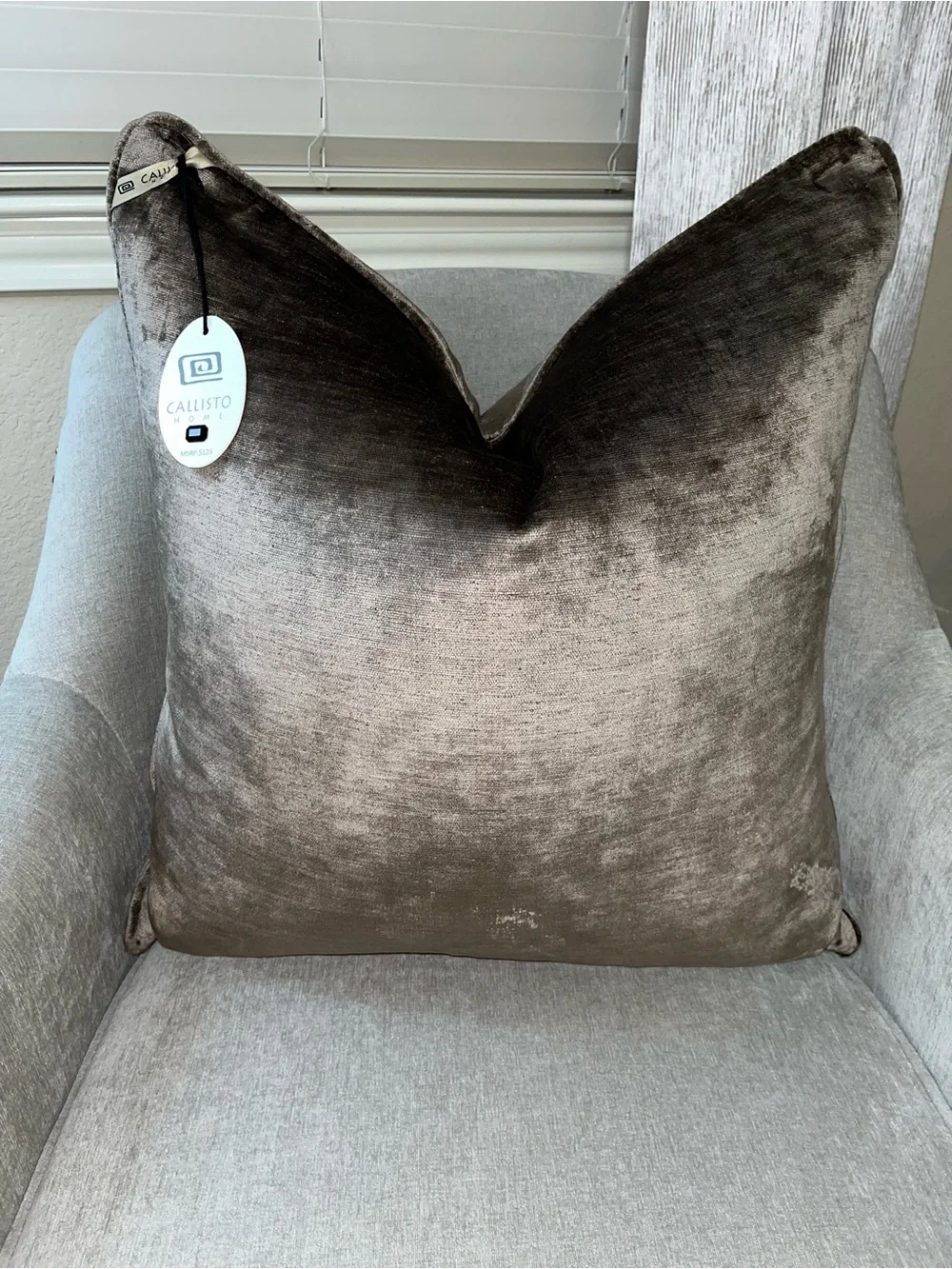 1-NWT CALLISTO HOME TAUPE LUXURY VELVET DECORATIVE PILLOW (T0258F12)